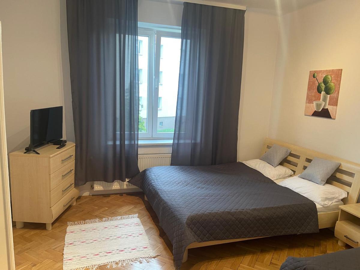 Apartamenty 650 Metrow Od Dworca Przemysl Ngoại thất bức ảnh