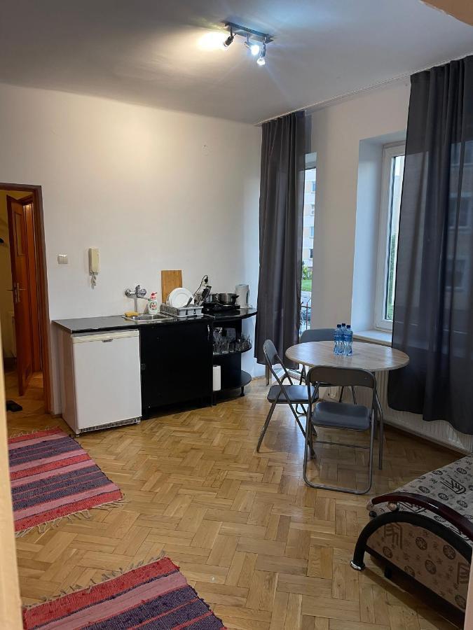 Apartamenty 650 Metrow Od Dworca Przemysl Ngoại thất bức ảnh